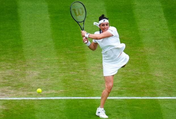 Mandatory Credit: Photo by Javier Garcia Shutterstock (13012399av) Ons Jabeur during her third round match Wimbledon Tennis Championships, Day 5, The All England Lawn Tennis and Croquet Club, London, UK - 01 Jul 2022 Wimbledon Tennis Championships, Day 5, The All England Lawn Tennis and Croquet Club, London, UK - 01 Jul 2022  Copyright: xJavierxGarcia Shutterstockx 13012399av