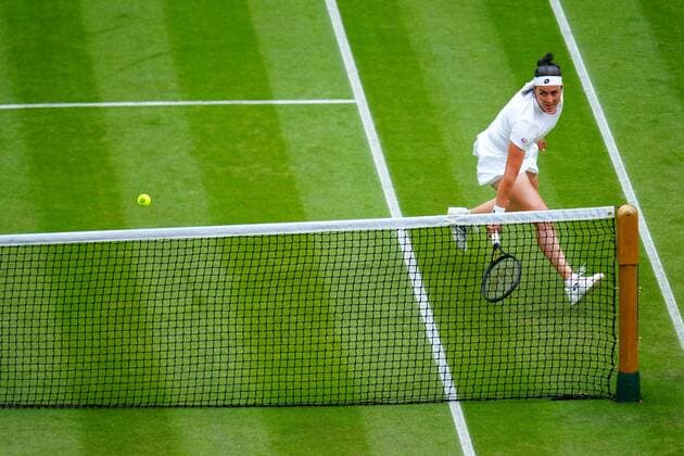 Mandatory Credit: Photo by Javier Garcia Shutterstock (13012399bc) Ons Jabeur during her third round match Wimbledon Tennis Championships, Day 5, The All England Lawn Tennis and Croquet Club, London, UK - 01 Jul 2022 Wimbledon Tennis Championships, Day 5, The All England Lawn Tennis and Croquet Club, London, UK - 01 Jul 2022  Copyright: xJavierxGarcia Shutterstockx 13012399bc