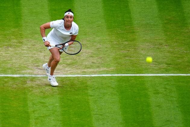 Mandatory Credit: Photo by Javier Garcia Shutterstock (13012399bg) Ons Jabeur during her third round match Wimbledon Tennis Championships, Day 5, The All England Lawn Tennis and Croquet Club, London, UK - 01 Jul 2022 Wimbledon Tennis Championships, Day 5, The All England Lawn Tennis and Croquet Club, London, UK - 01 Jul 2022  Copyright: xJavierxGarcia Shutterstockx 13012399bg