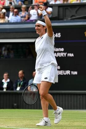 Mandatory Credit: Photo by James Veysey Shutterstock (13012400bg) Ons Jabeur ceklebrates victory in her third round match Wimbledon Tennis Championships, Day 5, The All England Lawn Tennis and Croquet Club, London, UK - 01 Jul 2022 Wimbledon Tennis Championships, Day 5, The All England Lawn Tennis and Croquet Club, London, UK - 01 Jul 2022  Copyright: xJamesxVeysey Shutterstockx 13012400bg