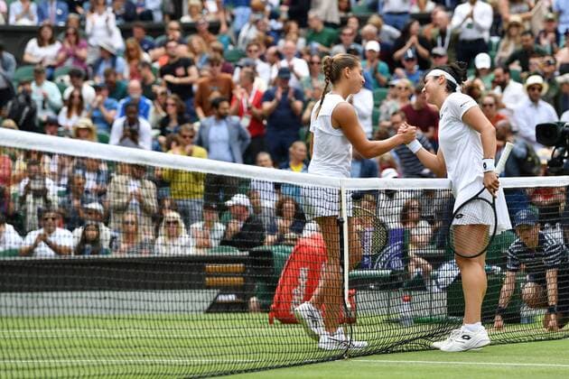 Mandatory Credit: Photo by James Veysey Shutterstock (13012400bo) Ons Jabeur ceklebrates victory in her third round match agaiunst Diane Parry Wimbledon Tennis Championships, Day 5, The All England Lawn Tennis and Croquet Club, London, UK - 01 Jul 2022 Wimbledon Tennis Championships, Day 5, The All England Lawn Tennis and Croquet Club, London, UK - 01 Jul 2022  Copyright: xJamesxVeysey Shutterstockx 13012400bo