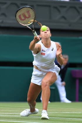 Tennis Wimbledon Tag 5 1. Juli 2022 Tennis Wimbledon Tag 5 Diane Parry FRA in Aktion gegen Ons Jabeur TUN in ihrem Dameneinzelspiel der 3. Runde Foto Simon Stacpoole Offside London UK  Copyright: xSimonxStacpoolexOffside