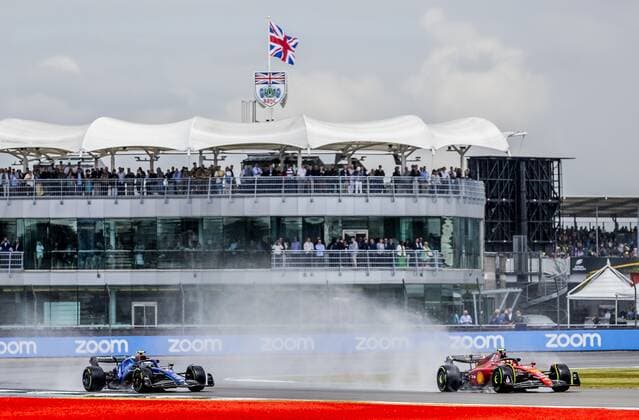SILVERSTONE Nicholas Latifi 6 driving the Williams FW44 and Carlos Sainz 55 driving the Ferrari during practice 1 leading up to the F1 Grand Prix of Great Britain at Silverstone on July 1, 2022 in Silverstone, England REMKO DE WAAL F1 Grand Prix of Great Britain Practice 1 2022 xVIxANPxSportx xxANPxIVx 451203661 originalFilename: 451203661.jpg