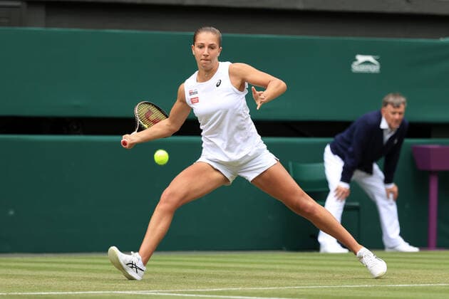 Tennis Wimbledon Tag 5 1. Juli 2022 Tennis Wimbledon Tag 5 Diane Parry FRA in Aktion gegen Ons Jabeur TUN in ihrem Dameneinzelspiel der 3. Runde Foto Simon Stacpoole Offside London UK  Copyright: xSimonxStacpoolexOffside