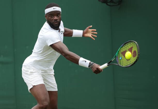 Sport Bilder des Tages American Frances Tiafoe in action in his third round match against Kazakhstan s Alexander Bublik on day five of the 2022 Wimbledon championships in London on Friday, July 01, 2022. Tiafoe won the match 3-6,7-6,7-6,6-4.  LON202207027 HUGOxPHILPOTT