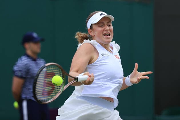 Tennis Wimbledon Tag 5 1. Juli 2022 Tennis Wimbledon Tag 5 Jelena Ostapenko LAT in Aktion gegen Irina Camelia Begu ROU während ihres Dameneinzelspiels in der 3. Runde Foto Simon Stacpoole Offside London UK  Copyright: xSimonxStacpoolexOffside