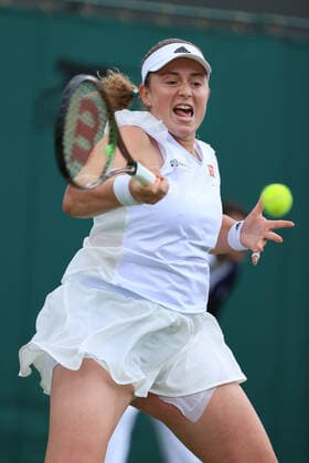 Tennis Wimbledon Tag 5 1. Juli 2022 Tennis Wimbledon Tag 5 Jelena Ostapenko LAT in Aktion gegen Irina Camelia Begu ROU während ihres Dameneinzelspiels in der 3. Runde Foto Simon Stacpoole Offside London UK  Copyright: xSimonxStacpoolexOffside