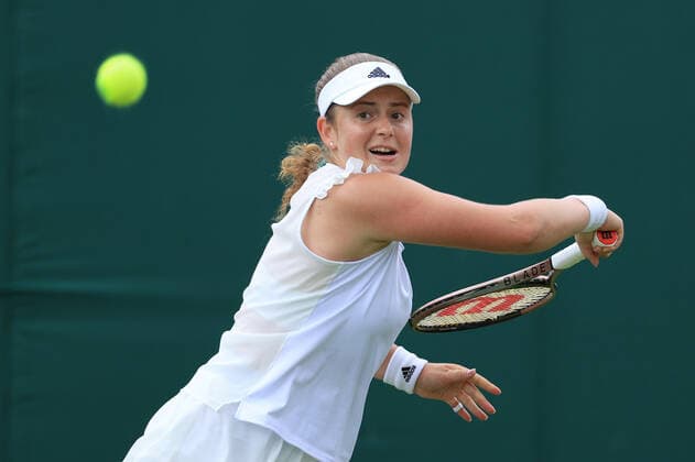 Tennis Wimbledon Tag 5 1. Juli 2022 Tennis Wimbledon Tag 5 Jelena Ostapenko LAT in Aktion gegen Irina Camelia Begu ROU während ihres Dameneinzelspiels in der 3. Runde Foto Simon Stacpoole Offside London UK  Copyright: xSimonxStacpoolexOffside
