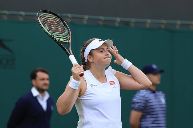 Tennis Wimbledon Tag 5 1. Juli 2022 Tennis Wimbledon Tag 5 Jelena Ostapenko LAT gestikuliert gegen Irina Camelia Begu ROU während ihres Dameneinzelspiels in der dritten Runde Foto Simon Stacpoole Offside London UK  Copyright: xSimonxStacpoolexOffside