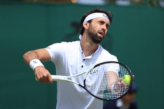 Tennis Wimbledon Tag 5 1. Juli 2022 Tennis Wimbledon Tag 5 Nikoloz Basilashvili GEO schlägt gegen Tim Van Rijthoven NED während ihres Herreneinzelspiels in der dritten Runde auf Foto Simon Stacpoole Offside London UK  Copyright: xSimonxStacpoolexOffside