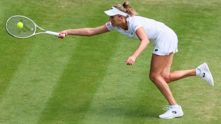 Sport Bilder des Tages Belgian Elise Mertens pictured in action during a tennis match against German Kerber in the third round of the women s singles tournament at the 2022 Wimbledon grand slam tennis tournament at the All England Tennis Club, in south-west London, Britain, Friday 01 July 2022. BENOITxDOPPAGNE  x36924125x