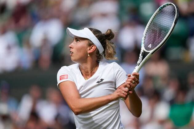 Mandatory Credit: Photo by Dave Shopland Shutterstock (13010735bp) Elise Mertens during her third round match Wimbledon Tennis Championships, Day 5, The All England Lawn Tennis and Croquet Club, London, UK - 01 Jul 2022 Wimbledon Tennis Championships, Day 5, The All England Lawn Tennis and Croquet Club, London, UK - 01 Jul 2022  Copyright: xDavexShopland Shutterstockx 13010735bp