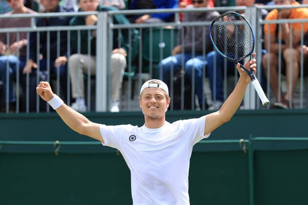 Tennis Wimbledon Tag 5 1. Juli 2022 Tennis Wimbledon Tag 5 Tim Van Rijthoven NED feiert den Sieg über Nikoloz Basilashvili GEO in der 3. Runde des Herreneinzelspiels Foto Simon Stacpoole Offside London UK  Copyright: xSimonxStacpoolexOffside