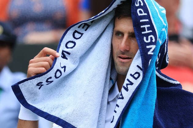 Tennis Wimbledon Tag 5 1. Juli 2022 Tennis Wimbledon Tag 5 Novak Djokovic SRB legt während einer Spielunterbrechung in seinem Spiel der 3. Runde im Herreneinzel gegen Miomir Kecmanovic SRB ein Handtuch über seinen Kopf Foto Simon Stacpoole Offside London UK  Copyright: xSimonxStacpoolexOffside