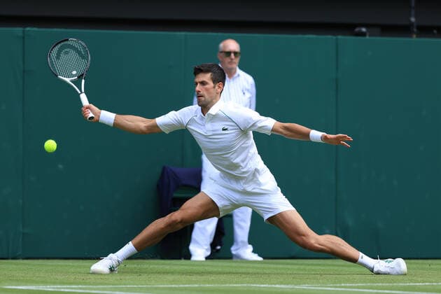 Tennis Wimbledon Tag 5 1. Juli 2022 Tennis Wimbledon Tag 5 Novak Djokovic SRB in Aktion gegen Miomir Kecmanovic SRB während ihres Herreneinzelspiels in der 3. Runde Foto Simon Stacpoole Offside London UK  Copyright: xSimonxStacpoolexOffside
