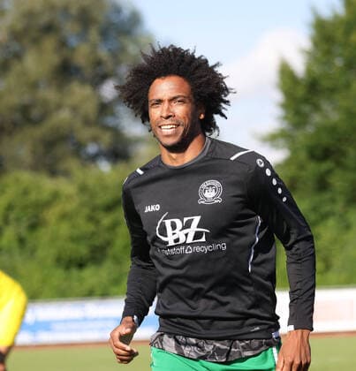 Caiuby wärmt sich auf; Testspiel FC Augsburg - VfB Eichstätt *** Caiuby warms up for test match FC Augsburg VfB Eichstätt