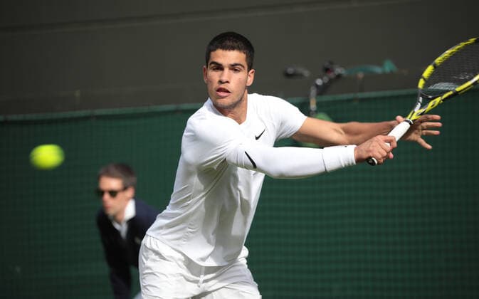 Spain s Carlos Alcaraz in action in his third round match against Germany s Oscar Otte on day five of the 2022 Wimbledon championships in London on Friday, July 01, 2022.  LON202207063 HUGOxPHILPOTT
