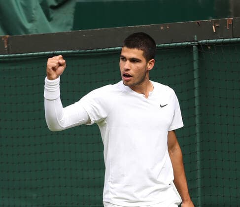 TENNIS - Wimbledon 2022 LONDON,ENGLAND,01.JUL.22 - TENNIS - ATP, Tennis Herren World Tour, Wimbledon, Grand Slam. Image shows the rejoicing of Carlos Alcaraz (ESP).  GEPAxpictures xAlanxGrieves