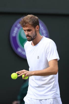 Tennis Wimbledon Tag 5 1. Juli 2022 Tennis Wimbledon Tag 5 Oscar Otte GER schaut zu während seines Herreneinzelspiels in der 3. Runde gegen Carlos Alcaraz ESP Foto Simon Stacpoole Offside London UK  Copyright: xSimonxStacpoolexOffside