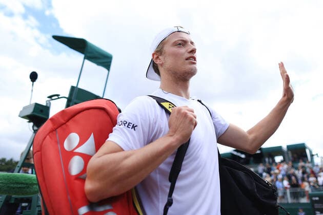 Tennis Wimbledon Tag 5 1. Juli 2022 Tennis Wimbledon Tag 5 Tim Van Rijthoven NED bedankt sich für die Unterstützung, als er nach seinem Sieg gegen Nikoloz Basilashvili GEO in der 3. Runde des Herreneinzelspiels vom Platz geht Foto Simon Stacpoole Offside London UK  Copyright: xSimonxStacpoolexOffside