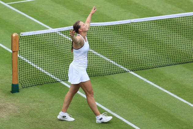 Tennis Wimbledon Tag 5 1. Juli 2022 Tennis Wimbledon Tag 5 Jule Niemeier GER feiert den Sieg über Lesia Tsurenko UKR nach ihrem Spiel in der 3. Runde im Dameneinzel Foto Simon Stacpoole Offside London UK  Copyright: xSimonxStacpoolexOffside