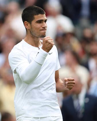(220702) -- LONDON, July 2, 2022 -- Carlos Alcaraz celebrates after winning the men s singles third round match between Carlos Alcaraz of Spain and Oscar Otte of Germany at Wimbledon Tennis Championship in London, Britain, on July 1, 2022. ) (SP)BRITAIN-LONDON-TENNIS-WIMBLEDON-MEN S SINGLES HanxYan 