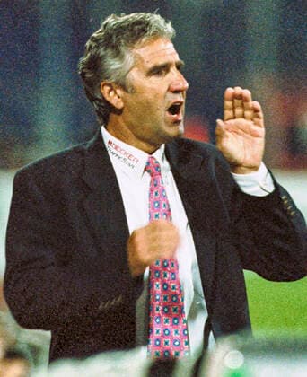 Aus 2. BL. Saison 1998 99 Hannover 96 gegen Karlsruher SC KSC 1:0 am 30.ß7.1998. Im Foto: KSC Trainer Jörg Berger *** From 2 BL season 1998 99 Hannover 96 against Karlsruher SC KSC 1 0 on 30 ß7 1998 In photo KSC coach Jörg Berger