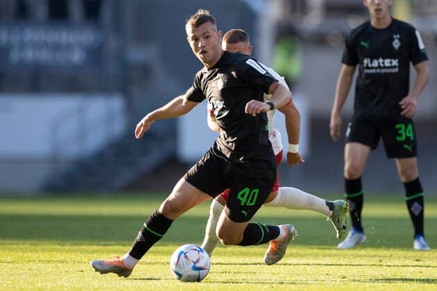 Soccer 1 Bundesliga, season 2022 2023, test match Rot Weiß Essen Borussia Mönchengladbach on 01 07 2022 in Essen North Rhine Westphalia Mönchengladbachs Kushtrim Asallari on the ball Copyright: xKirchner MarcoxSteinbrennerx