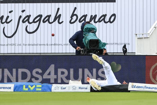 Sport Themen der Woche KW26 LV= Insurance 5th Test Day 2 of 5 England v India Zak Crawley of England fails to catch Jasprit Bumrah of India but stops a six Birmingham Edgbaston West Midlands United Kingdom Copyright: xMarkxCosgrove NewsxImagesx