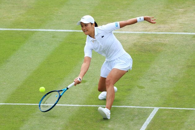 Tennis Wimbledon Tag 6 2. Juli 2022 Tennis Wimbledon Tag 6 Harmony Tan FRA in Aktion gegen Katie Boulter GBR in ihrem Dameneinzelspiel der 3. Runde Foto Simon Stacpoole Offside London UK  Copyright: xSimonxStacpoolexOffside