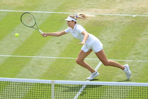 Tennis Wimbledon Tag 6 2. Juli 2022 Tennis Wimbledon Tag 6 Katie Boulter GBR in Aktion gegen Harmony Tan FRA in ihrem Dameneinzelspiel der 3. Runde Foto Simon Stacpoole Offside London UK  Copyright: xSimonxStacpoolexOffside