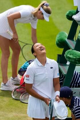 Mandatory Credit: Photo by Dave Shopland Shutterstock (13012402f) Harmony Tan celebrates winning her 3rd round match Wimbledon Tennis Championships, Day 6, The All England Lawn Tennis and Croquet Club, London, UK - 02 Jul 2022 Wimbledon Tennis Championships, Day 6, The All England Lawn Tennis and Croquet Club, London, UK - 02 Jul 2022  Copyright: xDavexShopland Shutterstockx 13012402f