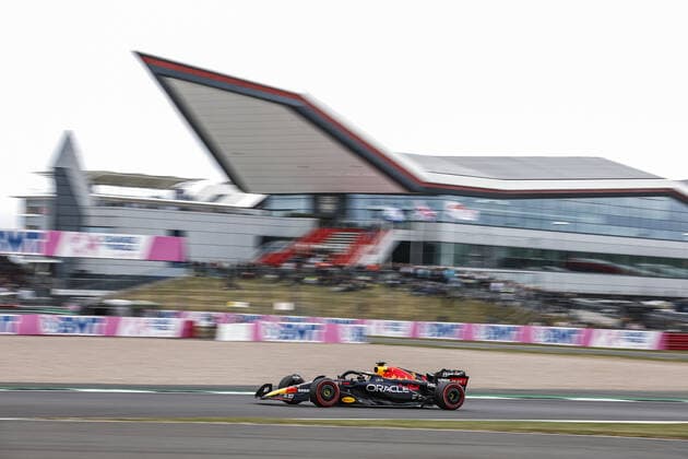 01 VERSTAPPEN Max (nld), Red Bull Racing RB18, action during the Formula 1 Lenovo British Grand Prix 2022, 10th round of the 2022 FIA Formula One World Championship, WM, Weltmeisterschaft on the Silverstone Circuit, from July 1 to 3, 2022 in Silverstone, United Kingdom - F1 - BRITISH GRAND PRIX 2022 DPPI Panoramic  00122024__R5_5480