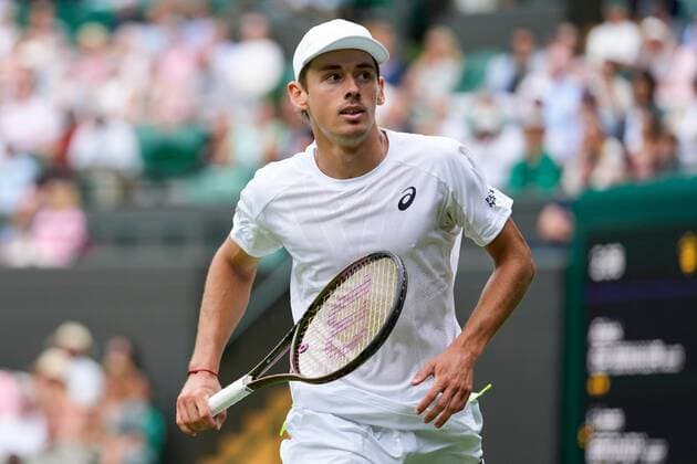 Mandatory Credit: Photo by Dave Shopland Shutterstock (13012402bm) Alex de Minaur during his third round match Wimbledon Tennis Championships, Day 6, The All England Lawn Tennis and Croquet Club, London, UK - 02 Jul 2022 Wimbledon Tennis Championships, Day 6, The All England Lawn Tennis and Croquet Club, London, UK - 02 Jul 2022  Copyright: xDavexShopland Shutterstockx 13012402bm