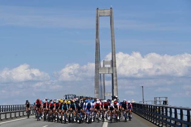 Sport Bilder des Tages NYBORG, DENMARK - JULY 02 : the peloton rides over the Great Belt Bridge during stage 2 of the 109th edition of the 2022 Tour de France cycling race, a stage of 199 kms with start in Roskilde and finish in Nyborg on July 02, 2022 in Nyborg, Denmark, 02 07 2022 ( Motordriver Kenny Verfaillie - Tour de France 2022 - Stage 02 PhotoNews Panoramic 