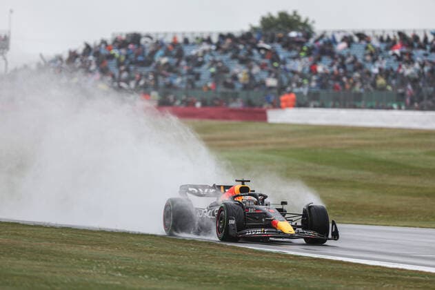 01 VERSTAPPEN Max (nld), Red Bull Racing RB18, action during the Formula 1 Lenovo British Grand Prix 2022, 10th round of the 2022 FIA Formula One World Championship, WM, Weltmeisterschaft on the Silverstone Circuit, from July 1 to 3, 2022 in Silverstone, United Kingdom - F1 - BRITISH GRAND PRIX 2022 DPPI Panoramic  GOOD9698