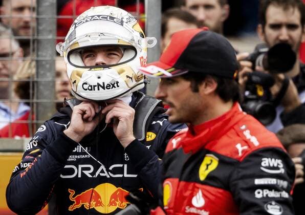 SILVERSTONE Max Verstappen Oracle Red Bull Racing and Carlos Sainz Ferrari after qualifying ahead of the F1 Grand Prix of Great Britain at Silverstone on July 2, 2022 in Silverstone, England REMKO DE WAAL F1 Grand Prix of Great Britain Qualifying 2022 xVIxANPxSportx xxANPxIVx 451241756 originalFilename: 451241756.jpg