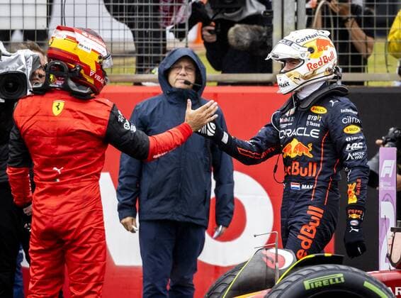 SILVERSTONE Max Verstappen Oracle Red Bull Racing and Carlos Sainz Ferrari after qualifying ahead of the F1 Grand Prix of Great Britain at Silverstone on July 2, 2022 in Silverstone, England REMKO DE WAAL F1 Grand Prix of Great Britain Qualifying 2022 xVIxANPxSportx xxANPxIVx 451241976 originalFilename: 451241976.jpg