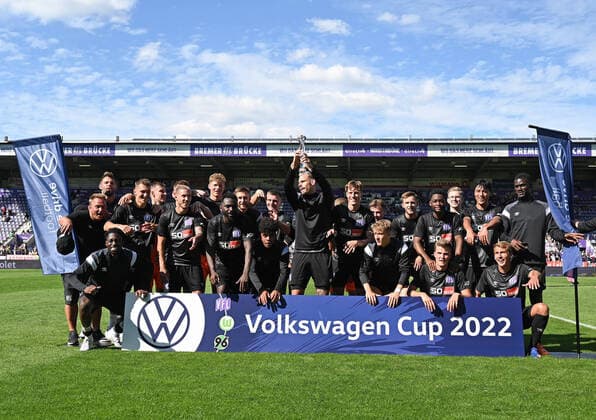 Sport Themen der Woche KW26 Sport Bilder des Tages 02.07.2022, Osnabrueck, Germany, Bremer Bruecke, Hannover 96 vs. VfL Osnabrueck - VW Cup, VfL Osnabrueck Volkswagen Cup Sieger (Foto Ralf Treese) Osnabrueck Bremer Bruecke Lower Saxony Germany *** 02 07 2022, Osnabrueck, Germany, Bremer Bruecke, Hannover 96 vs VfL Osnabrueck VW Cup, VfL Osnabrueck Volkswagen Cup Winner Photo Ralf Treese Osnabrueck Bremer Bruecke Lower Saxony Germany  521_H96OSN20220702_013 Treese-521