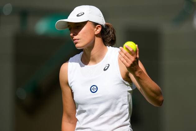 Mandatory Credit: Photo by Dave Shopland Shutterstock (13012402dg) Iga Swiatek during her third round match Wimbledon Tennis Championships, Day 6, The All England Lawn Tennis and Croquet Club, London, UK - 02 Jul 2022 Wimbledon Tennis Championships, Day 6, The All England Lawn Tennis and Croquet Club, London, UK - 02 Jul 2022  Copyright: xDavexShopland Shutterstockx 13012402dg