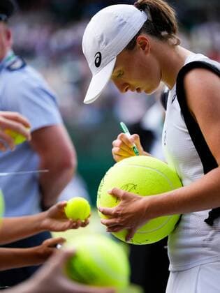Mandatory Credit: Photo by Dave Shopland Shutterstock (13012402fr) Iga Swiatek signs autographs after losing her 3rd round match Wimbledon Tennis Championships, Day 6, The All England Lawn Tennis and Croquet Club, London, UK - 02 Jul 2022 Wimbledon Tennis Championships, Day 6, The All England Lawn Tennis and Croquet Club, London, UK - 02 Jul 2022  Copyright: xDavexShopland Shutterstockx 13012402fr