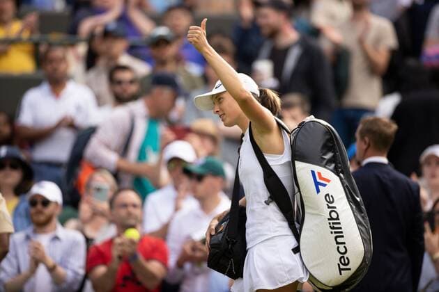 Mandatory Credit: Photo by Ella Ling Shutterstock (13012401cs) Iga Swiatek waves to the crowd after losing her 3rd round match Wimbledon Tennis Championships, Day 6, The All England Lawn Tennis and Croquet Club, London, UK - 02 Jul 2022 Wimbledon Tennis Championships, Day 6, The All England Lawn Tennis and Croquet Club, London, UK - 02 Jul 2022  Copyright: xEllaxLing Shutterstockx 13012401cs