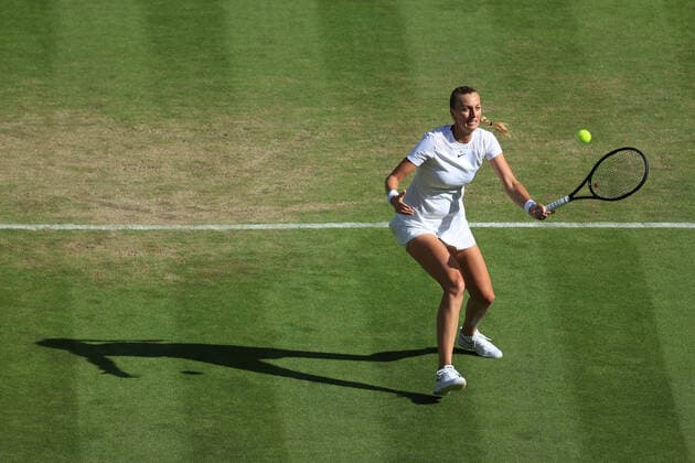 Tennis Wimbledon Tag 6 2. Juli 2022 Tennis Wimbledon Tag 6 Petra Kvitova CZE in Aktion gegen Paula Badosa ESP während ihres Dameneinzelspiels in der 3. Runde Foto Simon Stacpoole Offside London UK  Copyright: xSimonxStacpoolexOffside