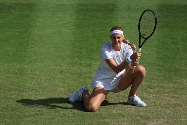 Tennis Wimbledon Tag 6 2. Juli 2022 Tennis Wimbledon Tag 6 Petra Kvitova CZE sieht niedergeschlagen aus gegen Paula Badosa ESP während ihres Dameneinzelspiels in der 3. Runde Foto Simon Stacpoole Offside London UK  Copyright: xSimonxStacpoolexOffside