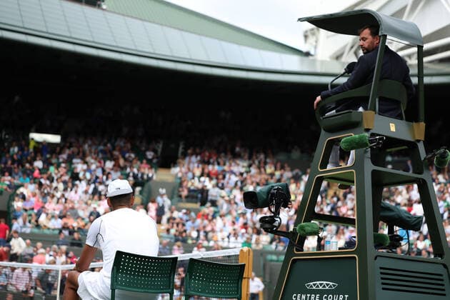 Sport Bilder des Tages 2nd July 2022, All England Lawn Tennis and Croquet Club, London, England; Wimbledon Tennis tournament; Nick Kyrgios complains to the umpire during his match with Stefanos Tsitsipas in the mens singles  ActionPlus12404363 ShaunxBrooks