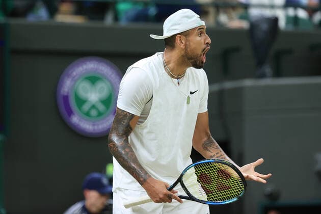 Tennis Wimbledon Tag 6 2. Juli 2022 Tennis Wimbledon Tag 6 Nick Kyrgios AUS reagiert während seines Herreneinzelspiels in der 2. Runde gegen Stefanos Tsitsipas GRE Foto Simon Stacpoole Offside London UK  Copyright: xSimonxStacpoolexOffside