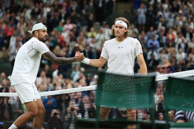 Tennis Wimbledon Tag 6 2. Juli 2022 Tennis Wimbledon Tag 6 Nick Kyrgios AUS L schüttelt Stefanos Tsitsipas GRE nach dem Spiel der 3. Runde im Herreneinzel die Hand Foto Simon Stacpoole Offside London UK  Copyright: xSimonxStacpoolexOffside