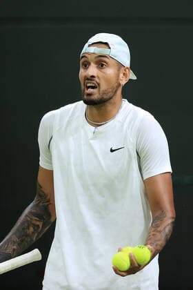 Tennis Wimbledon Tag 6 2. Juli 2022 Tennis Wimbledon Tag 6 Nick Kyrgios AUS gestikuliert während seines Herreneinzelspiels in der 3. Runde gegen Stefanos Tsitsipas GRE Foto Simon Stacpoole Offside London UK  Copyright: xSimonxStacpoolexOffside