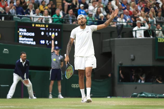 Tennis Wimbledon Tag 6 2. Juli 2022 Tennis Wimbledon Tag 6 Nick Kyrgios AUS gestikuliert während seines Herreneinzelspiels in der 3. Runde gegen Stefanos Tsitsipas GRE Foto Simon Stacpoole Offside London UK  Copyright: xSimonxStacpoolexOffside