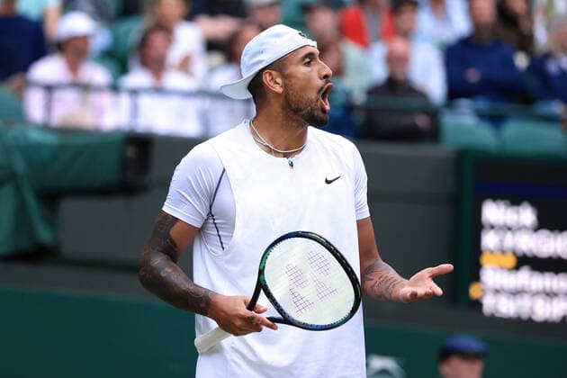 Tennis Wimbledon Tag 6 2. Juli 2022 Tennis Wimbledon Tag 6 Nick Kyrgios AUS gestikuliert während seines Herreneinzelspiels in der 3. Runde gegen Stefanos Tsitsipas GRE Foto Simon Stacpoole Offside London UK  Copyright: xSimonxStacpoolexOffside